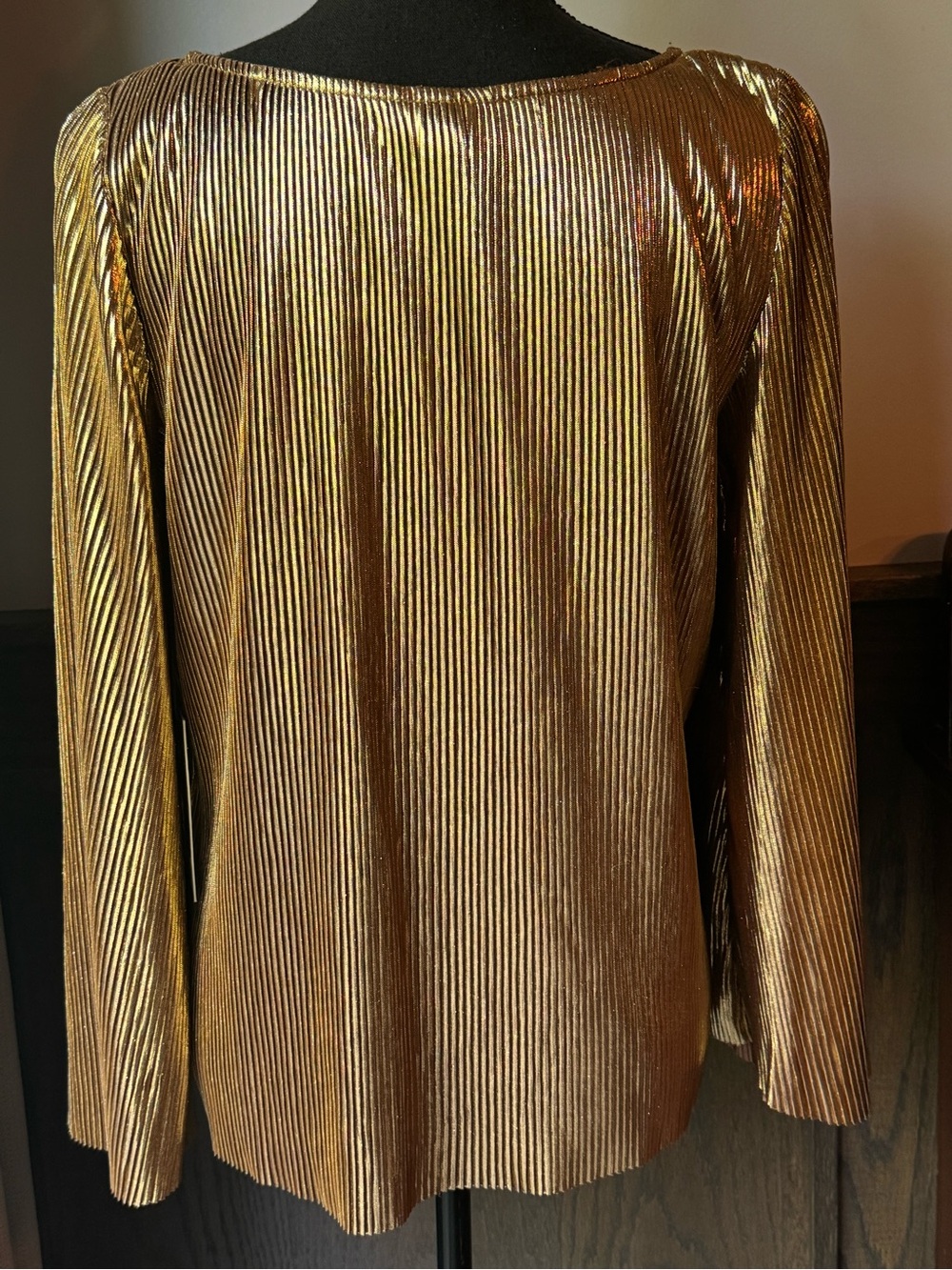 Jennifer Lopez Metallic Gold Pleated Long-Sleeve Top NWT medium - Picture 4 of 7